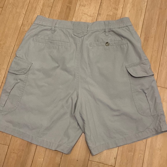 Columbia Sportswear khaki, cargo style shorts. Size 34 - Picture 5 of 7
